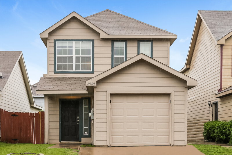 1,895/Mo, 10709 Many Oaks Dr Fort Worth, TX 76140 External View