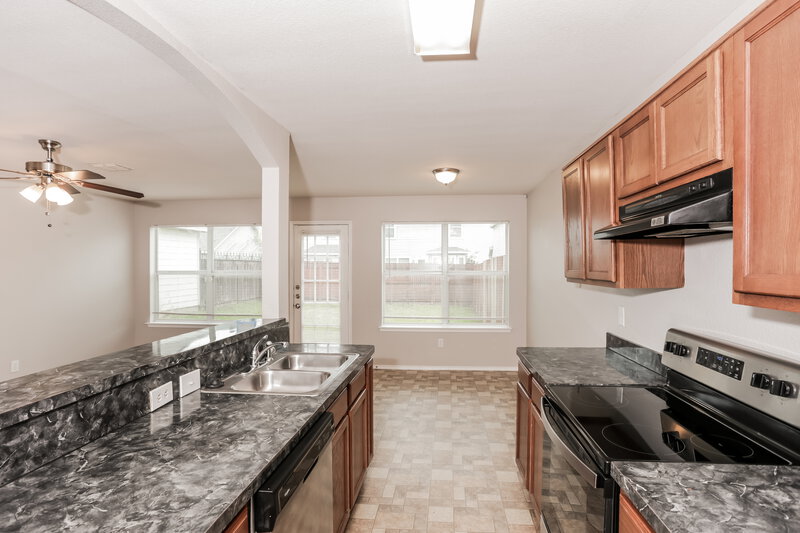 1,895/Mo, 10709 Many Oaks Dr Fort Worth, TX 76140 Kitchen View