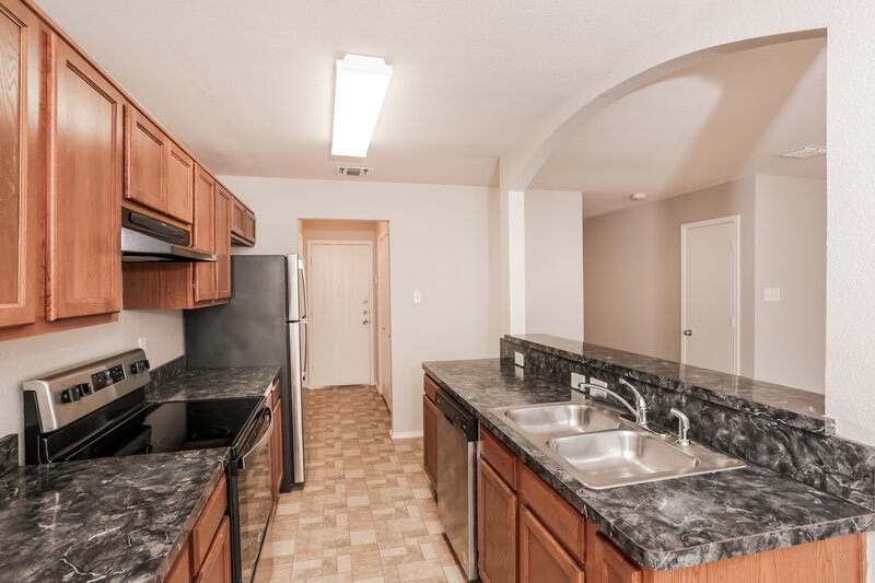1,895/Mo, 10709 Many Oaks Dr Fort Worth, TX 76140 Kitchen View 3