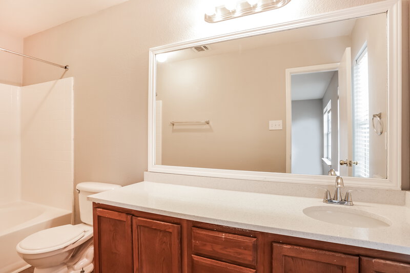 1,895/Mo, 10709 Many Oaks Dr Fort Worth, TX 76140 Main Bathroom View