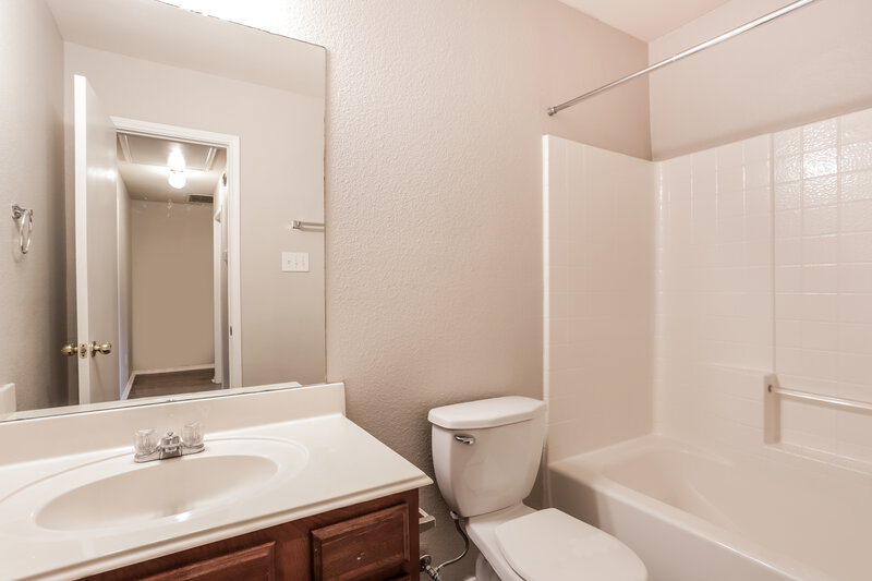 1,895/Mo, 10709 Many Oaks Dr Fort Worth, TX 76140 Bathroom View