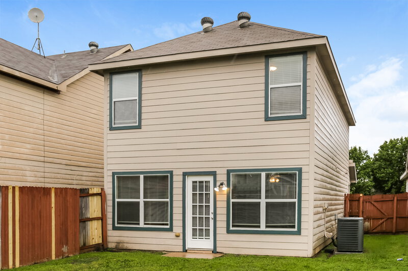 1,895/Mo, 10709 Many Oaks Dr Fort Worth, TX 76140 Rear View