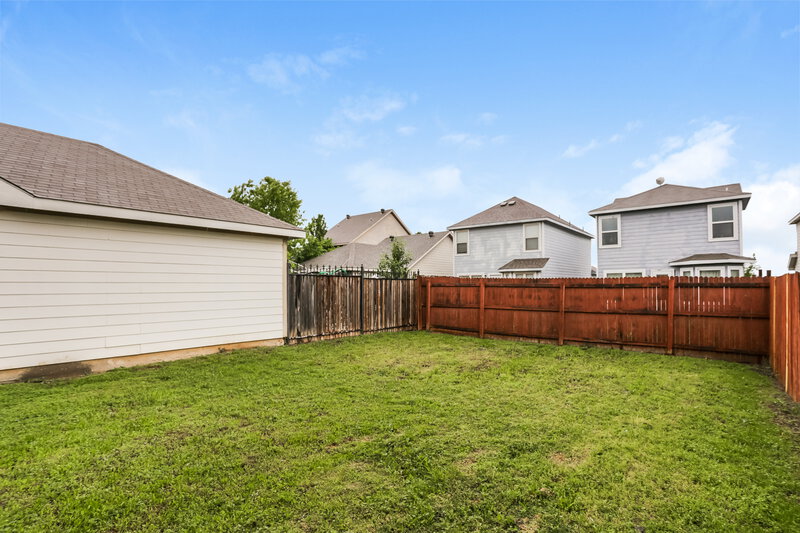 1,895/Mo, 10709 Many Oaks Dr Fort Worth, TX 76140 Rear View 2