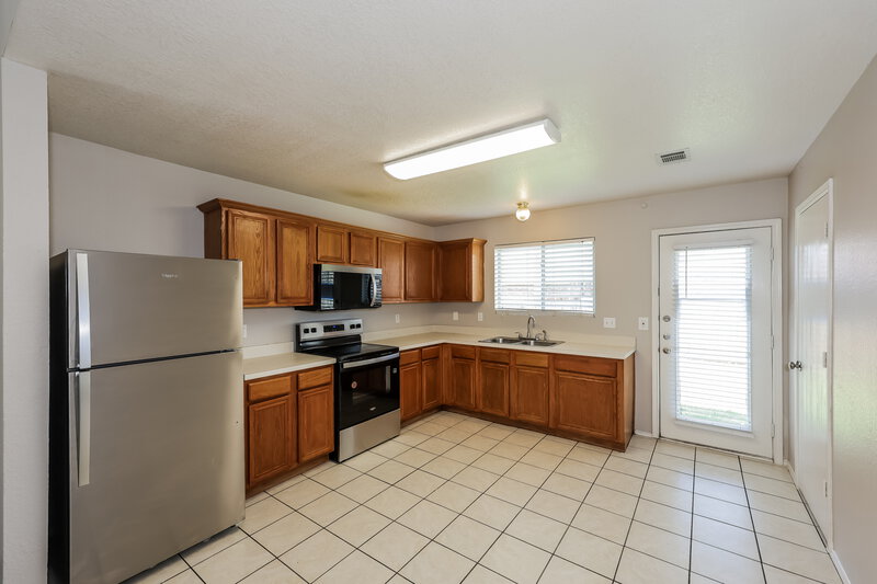 1,915/Mo, 7232 Autumn Glen Dr Forest Hill, TX 76140 Kitchen View 2