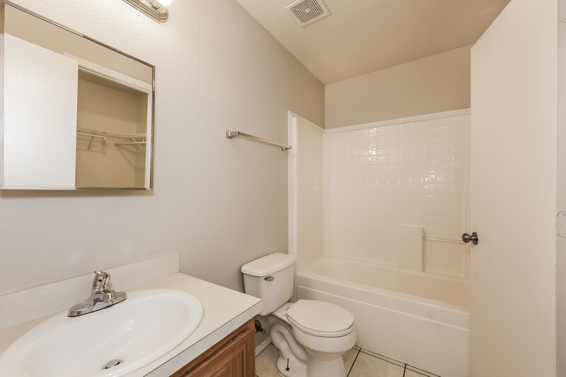 1,915/Mo, 7232 Autumn Glen Dr Forest Hill, TX 76140 Main Bathroom View