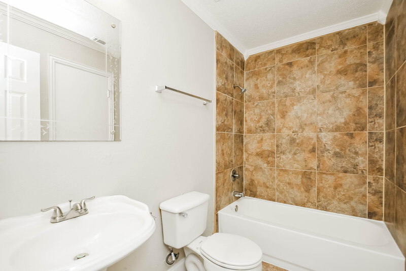 1,805/Mo, 7201 Autumn Run Dr Forest Hill, TX 76140 Main Bathroom View