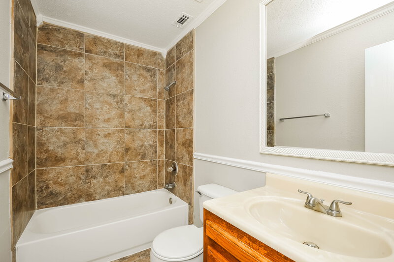 1,805/Mo, 7201 Autumn Run Dr Forest Hill, TX 76140 Bathroom View