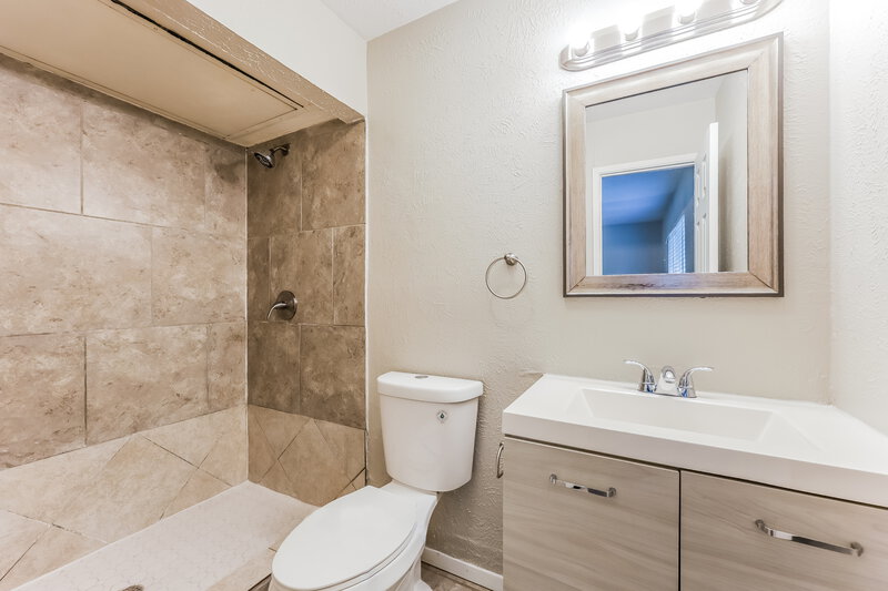 1,875/Mo, 7324 Lea Pl Fort Worth, TX 76140 Main Bathroom View