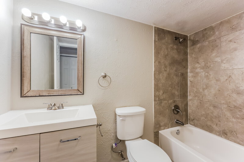 1,875/Mo, 7324 Lea Pl Fort Worth, TX 76140 Main Bathroom View 2