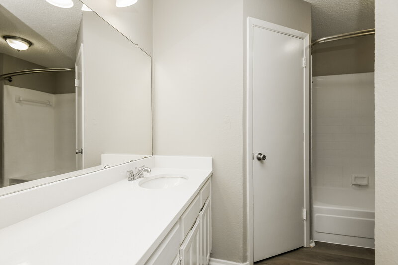 2,035/Mo, 6469 N Park Dr Watauga, TX 76148 Main Bathroom View