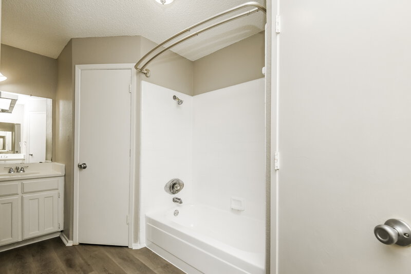 2,035/Mo, 6469 N Park Dr Watauga, TX 76148 Main Bathroom View 2