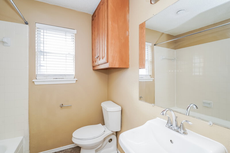 1,850/Mo, 6029 Dustin Dr Watauga, TX 76148 Bathroom View