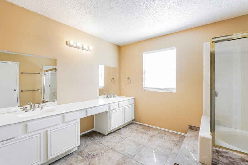 2,440/Mo, 7001 Quail Meadow Dr Watauga, TX 76148 Main Bathroom View