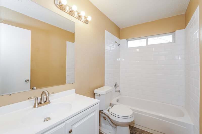 2,440/Mo, 7001 Quail Meadow Dr Watauga, TX 76148 Bathroom View