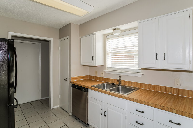 1,890/Mo, 605 Stallion Ln Saginaw, TX 76179 Kitchen View
