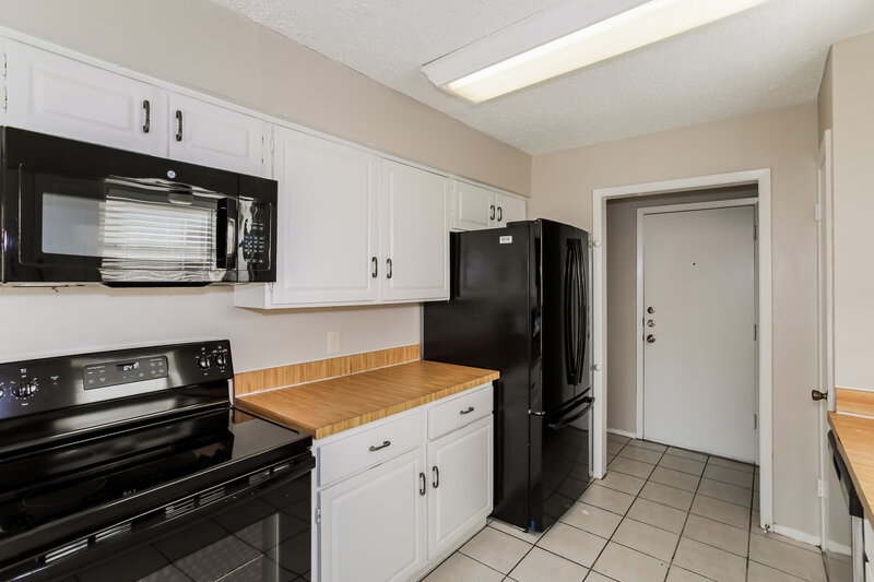 1,890/Mo, 605 Stallion Ln Saginaw, TX 76179 Kitchen View 2