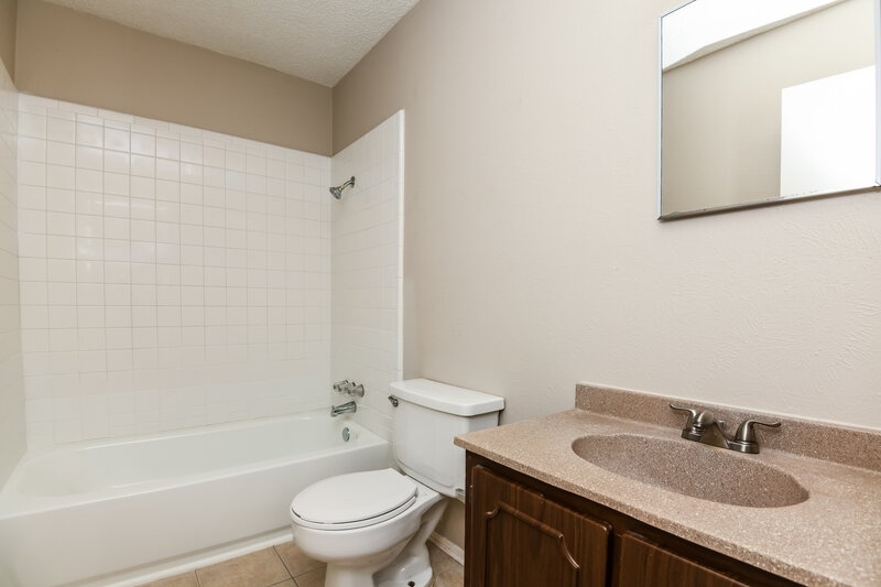1,970/Mo, 504 Cole Ave Saginaw, TX 76179 Main Bathroom View