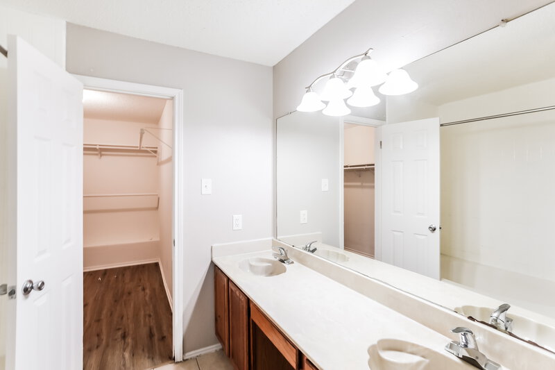 2,040/Mo, 5904 Stone Meadow Ln Fort Worth, TX 76179 Main Bathroom View