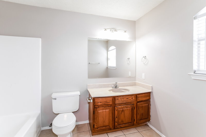 2,040/Mo, 5904 Stone Meadow Ln Fort Worth, TX 76179 Bathroom View