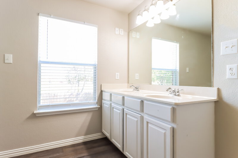 2,055/Mo, 8536 Hawkview Dr Fort Worth, TX 76179 Bathroom View 3
