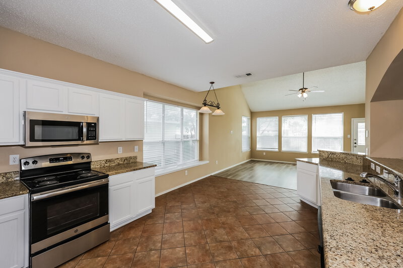 2,495/Mo, 633 Silverbrook Dr Saginaw, TX 76179 Kitchen View