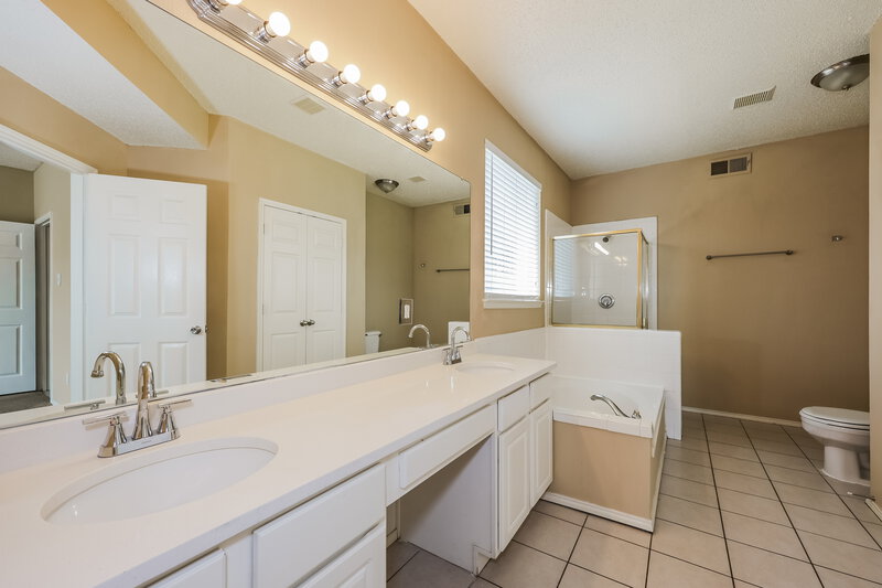 2,495/Mo, 633 Silverbrook Dr Saginaw, TX 76179 Main Bathroom View