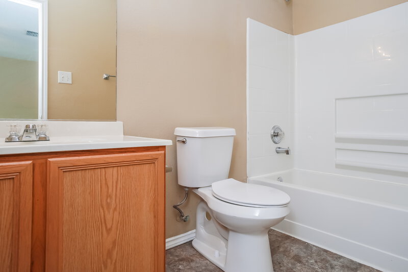 2,330/Mo, 6713 Waterhill Ln Fort Worth, TX 76179 Main Bathroom View