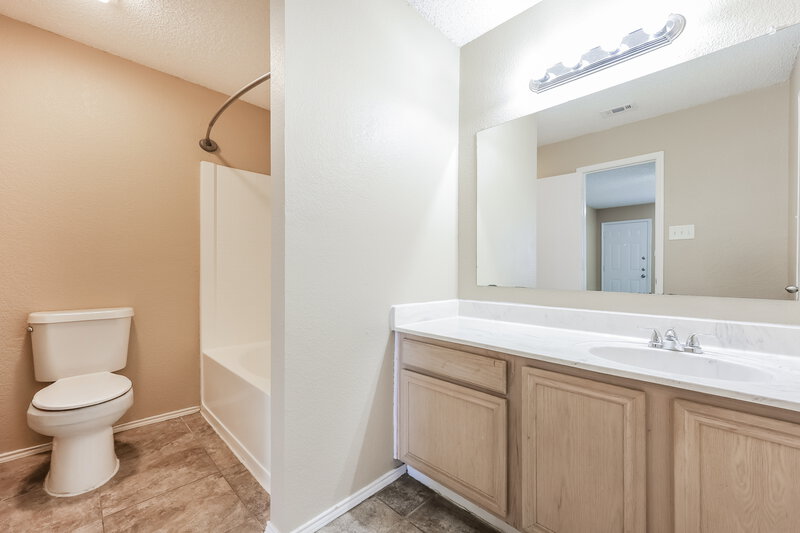 1,805/Mo, 309 Willowstone Trail Saginaw, TX 76179 Main Bathroom View