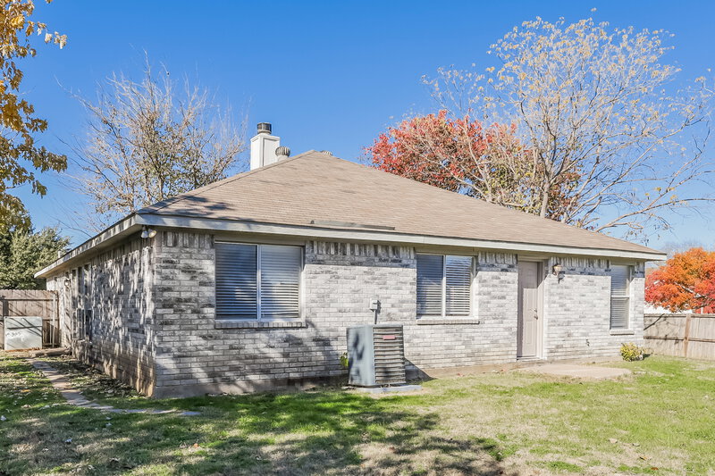 1,805/Mo, 309 Willowstone Trail Saginaw, TX 76179 Rear View