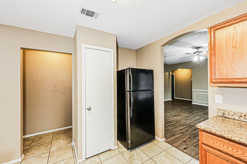 2,065/Mo, 908 Fenway Ln Saginaw, TX 76179 Kitchen View 2