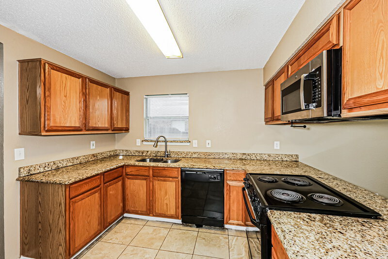 2,065/Mo, 908 Fenway Ln Saginaw, TX 76179 Kitchen View 3
