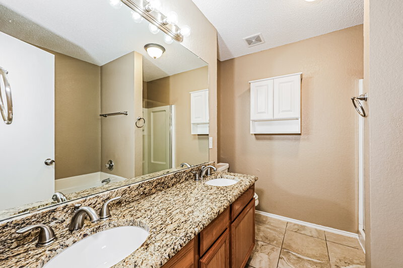 2,065/Mo, 908 Fenway Ln Saginaw, TX 76179 Main Bathroom View