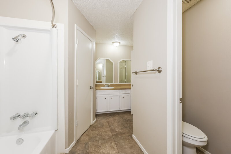 2,115/Mo, 5501 Shady Meadow St North Richland Hills, TX 76180 Main Bathroom View