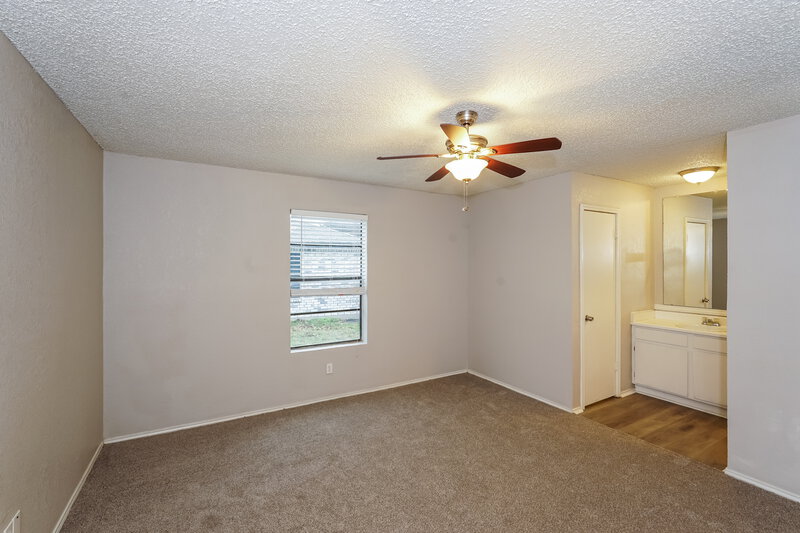 2,180/Mo, 7205 Windhaven Rd North Richland Hills, TX 76182 Main Bedroom View