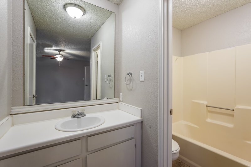 2,180/Mo, 7205 Windhaven Rd North Richland Hills, TX 76182 Main Bathroom View
