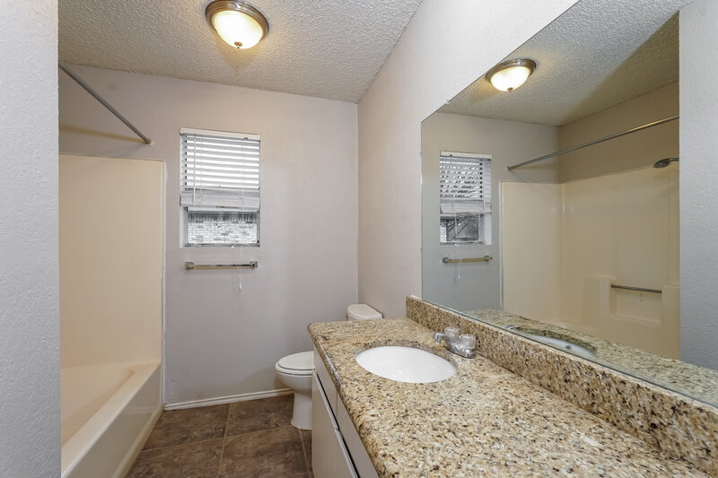 2,180/Mo, 7205 Windhaven Rd North Richland Hills, TX 76182 Bathroom View