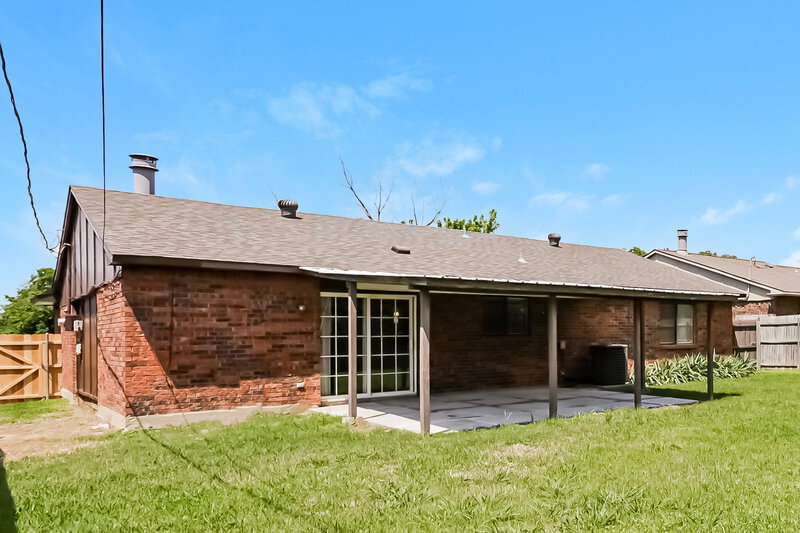 2,160/Mo, 6904 Glendale Dr North Richland Hills, TX 76182 Rear View