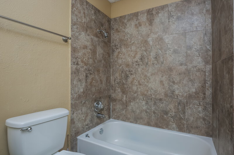 1,880/Mo, 6900 Chapman Dr North Richland Hills, TX 76182 Bathroom View 2