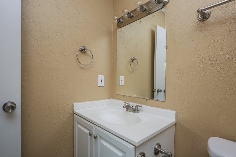1,880/Mo, 6900 Chapman Dr North Richland Hills, TX 76182 Bathroom View 3