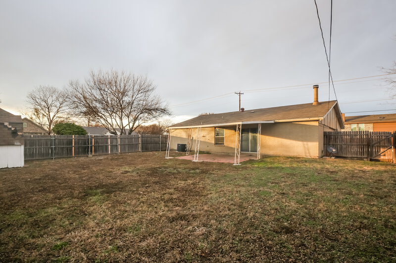 1,880/Mo, 6900 Chapman Dr North Richland Hills, TX 76182 Rear View 2