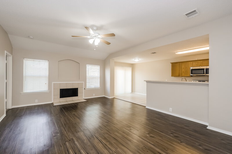 1,665/Mo, 1416 Mosscreek Dr Denton, TX 76210 Living Room View