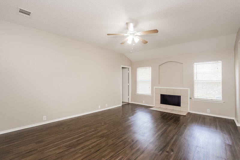 1,665/Mo, 1416 Mosscreek Dr Denton, TX 76210 Living Room View 4