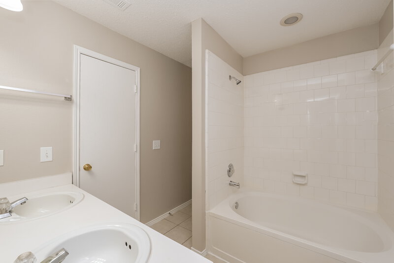 1,665/Mo, 1416 Mosscreek Dr Denton, TX 76210 Main Bathroom View