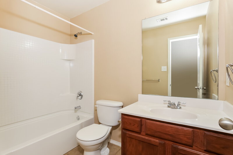 2,130/Mo, 12712 Northern Pine Dr Fort Worth, TX 76244 Main Bathroom View