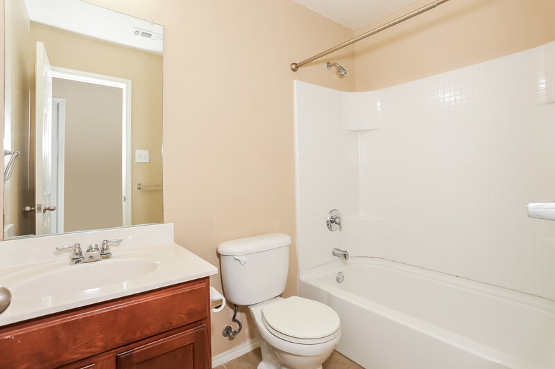 2,130/Mo, 12712 Northern Pine Dr Fort Worth, TX 76244 Bathroom View