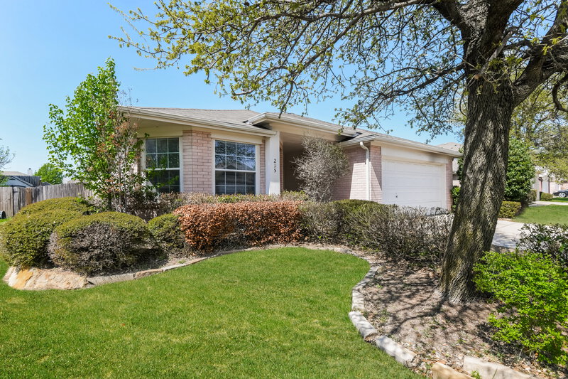 2,350/Mo, 215 Windmill Dr Justin, TX 76247 Front View