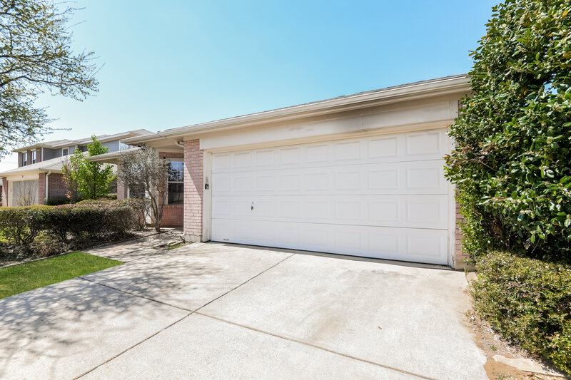 2,350/Mo, 215 Windmill Dr Justin, TX 76247 Front View 2
