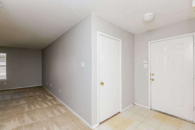 2,350/Mo, 215 Windmill Dr Justin, TX 76247 Foyer View
