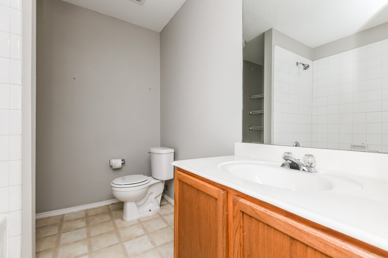 2,350/Mo, 215 Windmill Dr Justin, TX 76247 Main Bathroom View