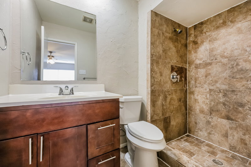 2,330/Mo, 3401 Aquarius Circle Garland, TX 75044 Main Bathroom View